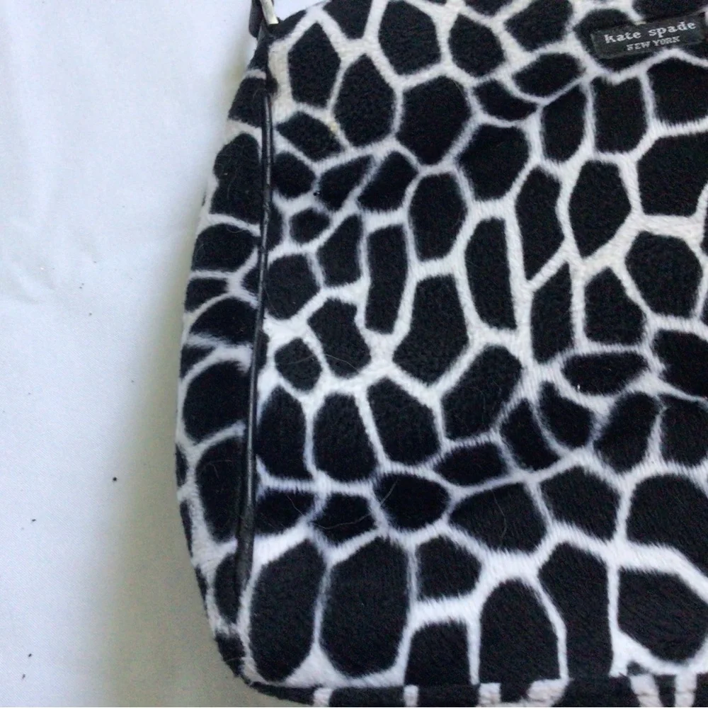 Black & White Giraffe-Print Shoulder Bag